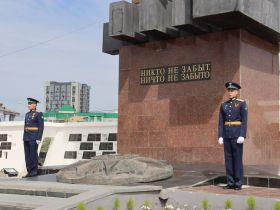 В День памяти и скорби в Якутске возложили цветы на площади Победы