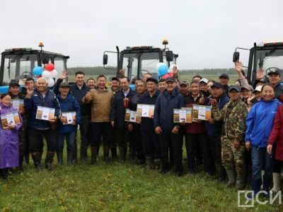 Глава Якутии вручил ключи от новой техники 13 хозяйствам Чурапчинского района