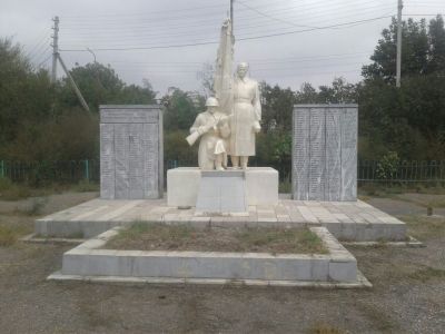 Братская могила воинов Советской Армии, погибших в 1942 - 1943 гг. в боях с немецко-фашистскими захватчиками