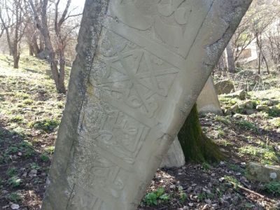 Стела надмогильная