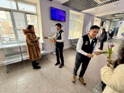 Цветами встретили посетительниц в службе единого окна «Сахатранснефтегаза»