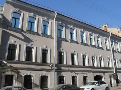 Дом жилой с дворовыми флигелями
