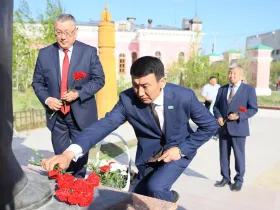 В Якутске возложили цветы к памятнику Илье Винокурову в рамках Спартакиады трудовых коллективов