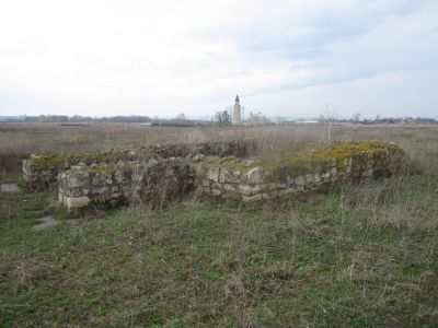 Мавзолеи (руины): № 1, № 2, № 3, № 4, № 5, у бывшей сельской школы, к северу от Черной палаты