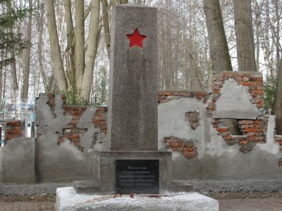 Братская могила воинов Советской Армии, погибших в 1941-1943 гг. в боях с немецко-фашистскими захватчиками. Установлен обелиск