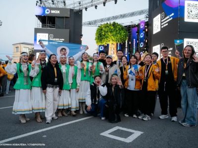 Якутяне выиграли забег в национальных костюмах на фестивале «Студвесна» в Ставрополе