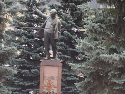 Памятник В.И. Ленину. 1926 г. Скульптор: Харламов. Бронза. Гранит