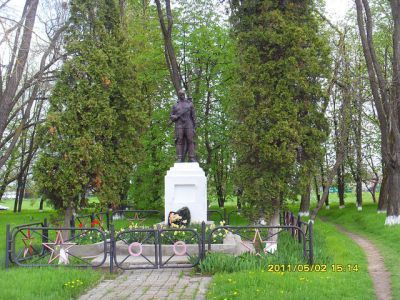 Братская могила советских воинов, погибших в боях с фашистскими захватчиками