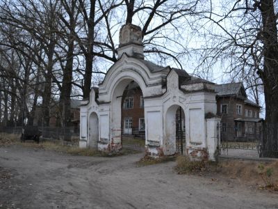 Ограда Воскресенской  церкви с воротами