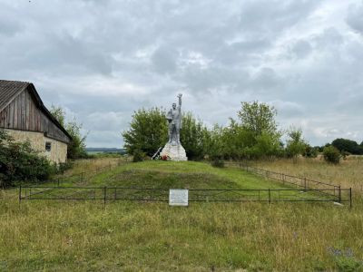 Братская могила около 80 советских воинов