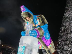 На площади Орджоникидзе зажгли ёлку Якутска