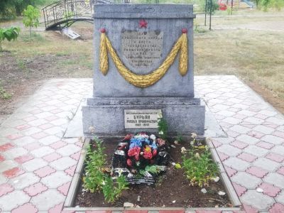 Братская могила участников гражданской войны и советских воинов, погибших в период Сталинградской битвы