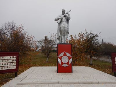 Братская могила советских воинов, погибших в боях с фашистскими захватчиками в 1943 году. Захоронено 10 человек, имя одного человека установлено. Скульптура советского воина