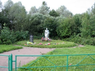 Братское захоронение советских воинов, погибших в 1941-44 гг.