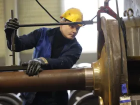 Айсен Николаев поручил освоить капитальный ремонт дизельных двигателей в депо «ЖДЯ» в Алдане