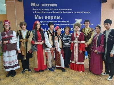 Мирнинская Ассамблея народов передала национальные костюмы «Самому дружному интернациональному колледжу»