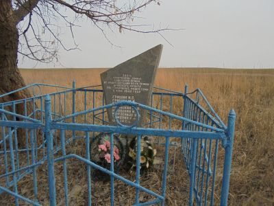 Братская могила 8 советских воинов, погибших в 1943 году в боях с немецко-фашистскими захватчиками