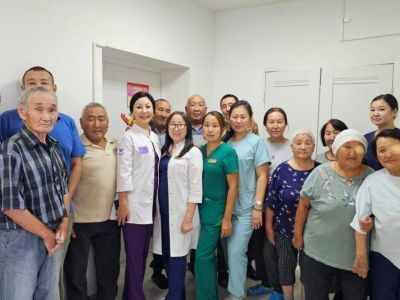 «Практически все видят на 100%»: офтальмологи провели операции в Таттинском и Томпонском районах