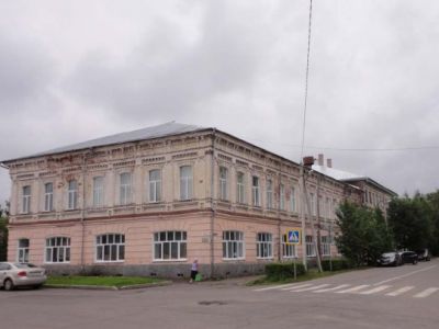 Здание городского общественного собрания с лавками