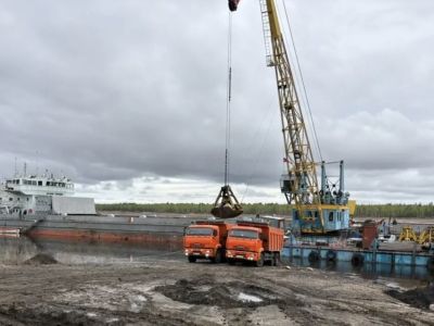 Первая партия угля доставлена по реке в Нюрбинский район