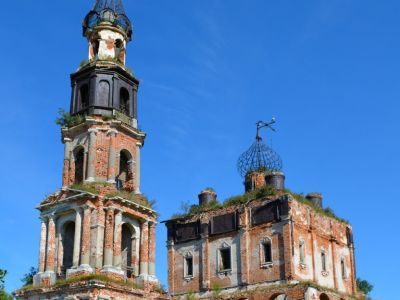 Троицкая церковь с  иконостасом и росписями