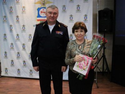 Министр внутренних дел по Якутии наградил медсестру Александру Романову за многолетний труд