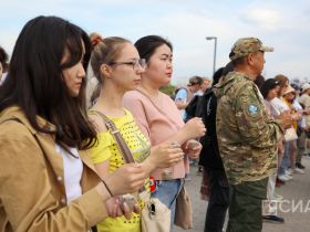 В Якутске из свечей выложили композицию «Родина-мать зовёт»