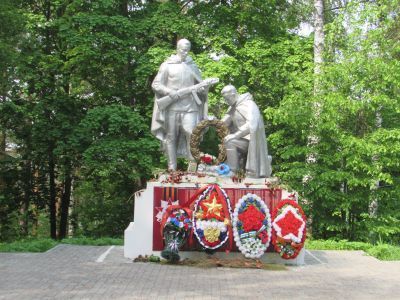 Братская могила советских воинов, умерших от ран в годы Великой Отечественной войны