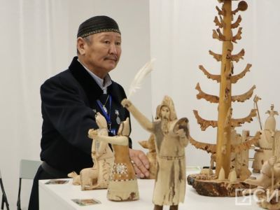 Мастер резьбы по дереву из Горного района представил героев Олонхо на фестивале NeoOlonkho в Якутске