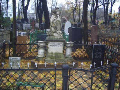 Надгробие на семейном захоронении Кирхгоффов, 1890-е гг. - нач. ХХ в.: - Кирхгоффа Александра (1843-1893 гг.), - Кирхгофф Клары (1851-1917 гг.)