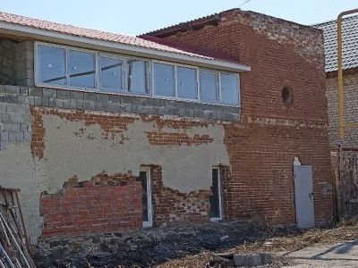 Постройка хозяйственная. (Здание, в котором в 1917-1918 гг. находился штаб Красной Гвардии, здесь же была организована первая комсомольская оранизация в городе)