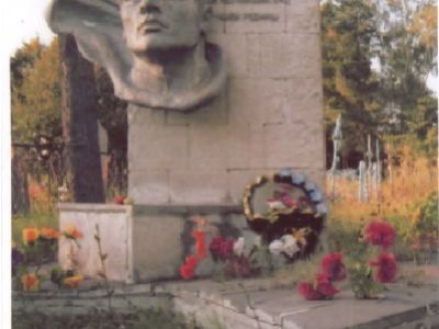 Братская могила советских воинов, погибших в боях с фашистскими захватчиками