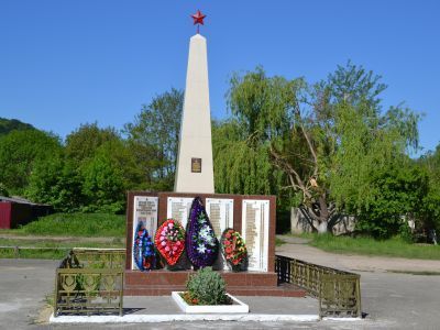 Братская могила советских воинов, погибших в боях с фашистскими захватчиками