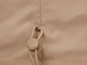 Ветровка на пуговицах с капюшоном