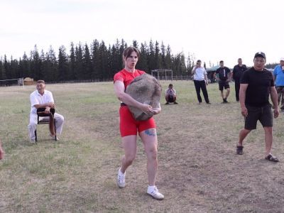 Женщины соревновались в перетаскивании камня на Ысыахе мадьыны в селе Качикатцы