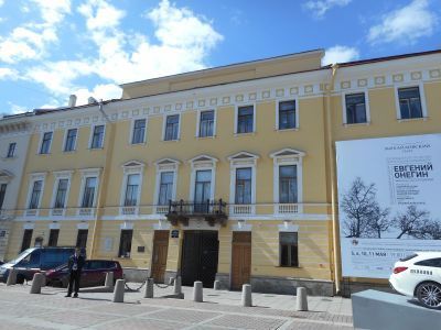 Дом Голенищева-Кутузова П.В. Здесь в 1924-1939 гг. жил художник Бродский И.И.