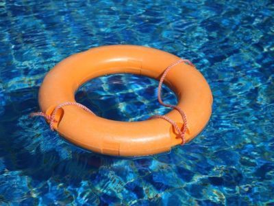 В Якутии годовалый ребенок утонул в бассейне во дворе дома