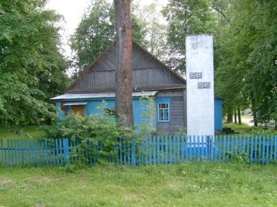 Братская могила 8 советских воинов, погибших в 1943 г. в боях с немецко-фашистскими захватчиками