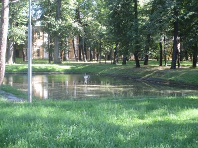 Сад с прудом при главном здании академии