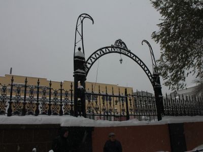 Заводская ограда на площади