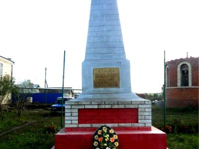 Братская могила 8 красноармейцев, погибших в 1918 году в  бою с белогвардейцами. На могиле установлен обелиск