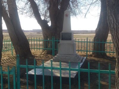 Могила Косырева П.З.,-  военкома и Ширяевой П., - секретарь военкома - погибших в борьбе за Советскую власть 8 марта 1919 г.