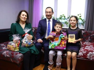 Глава Якутии исполнил новогодние желания детей участника СВО