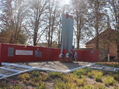 Братская могила советских воинов, погибших в боях с фашистскими захватчиками в 1943 году. Захоронено 5 человек, имена не установлены. Обелиск