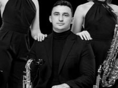 Саксофоны, струны и рояль