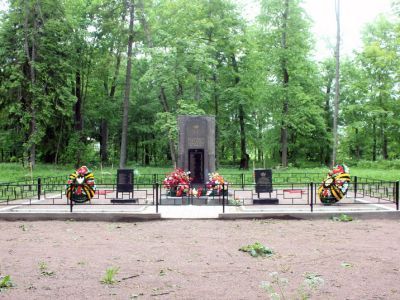 Братское захоронение советских воинов, погибших в 1941-44 гг.