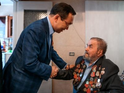 Глава Якутии подарил ветерану ВОВ телевизор