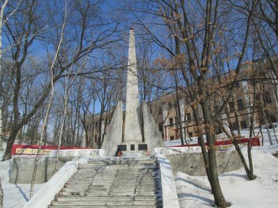 Памятник курсантам ТОВВМУ, погибшим на фронтах Великой Отечественной войны