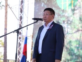 Глава Якутии встретился с активной молодежью на турслете «Турсун-2025»