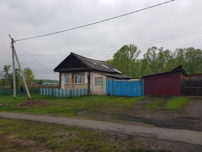 Деревянный жилой дом конца XIX века начала XX века с обильной пропильной резьбой по карнизам и наличниками